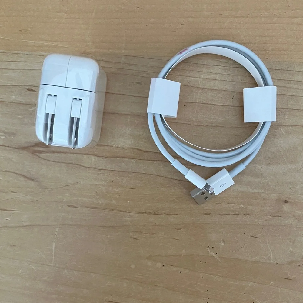 APPLE LIGHTNING TO USB CABLE AND CHARGING CUBE NEW